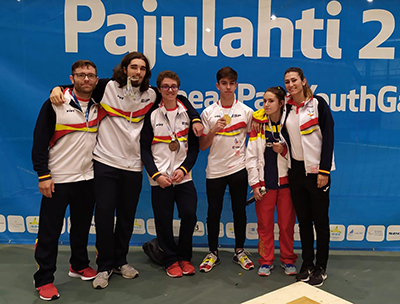 Equipo español de jóvenes judokas ciegos con sus medallas