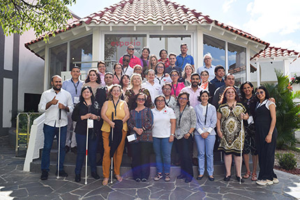 Foto de familia asistentes al encuentro de profesionales 