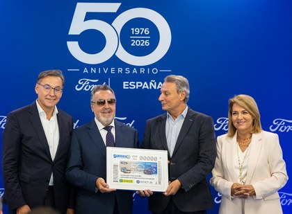 Foto de familia de la presentación del cupón dedicado al 50 aniversario de la planta de Ford en Almussafes