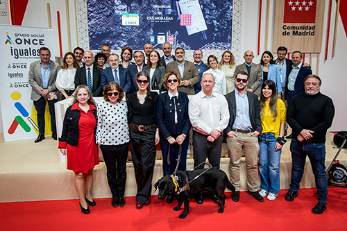 Foto de familia de los participantes en la cata de vinos a ciegas