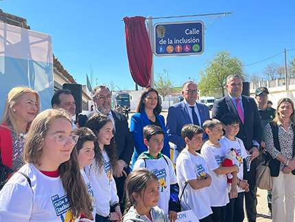 Foto de familia tras descubrir la placa de la Calle de la Inclusión