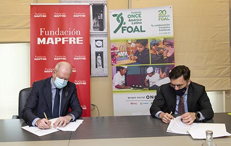 Firma del acuerdo entre Fundación MAPFRE y FOAL