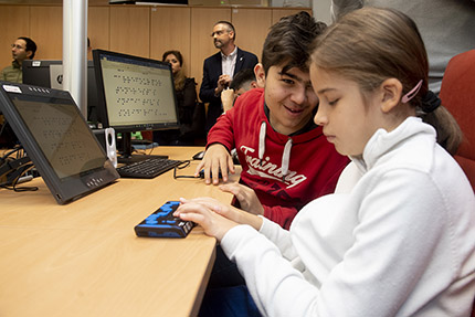 Estudiantes con sordoceguera utilizando las líneas braille