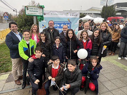 Foto autoridades y estudiantes junto a placa de la calle de la Inclusión