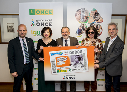 Foto de familia de la presentación del cupón que la ONCE dedica a Gloria Fuertes