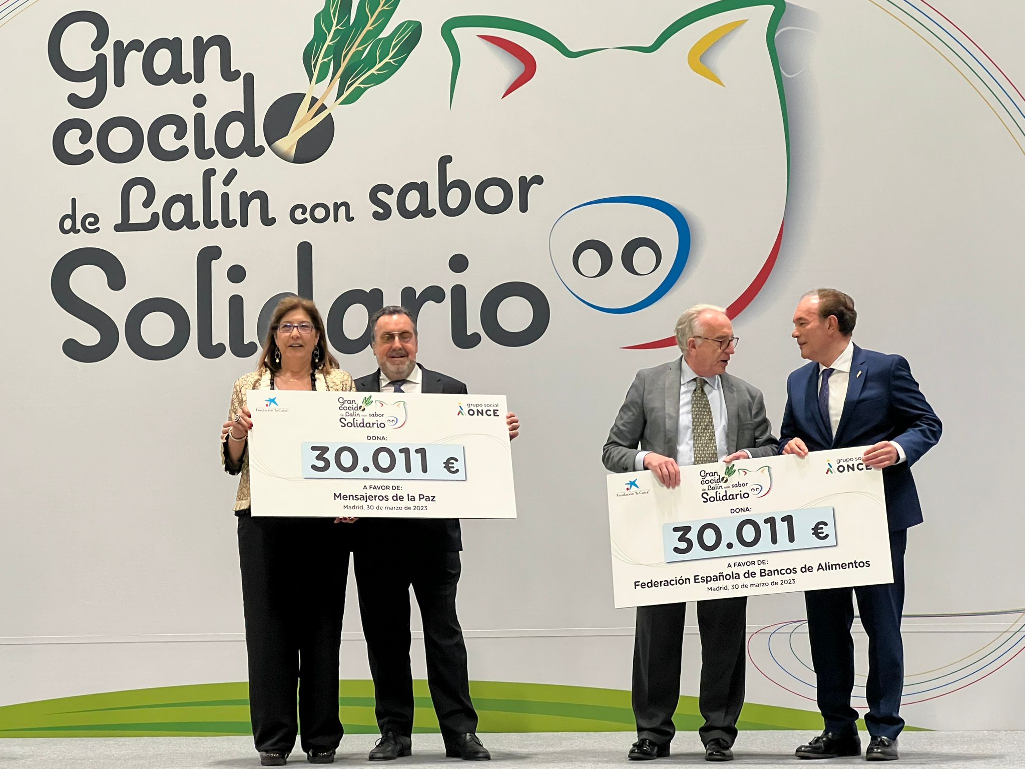 Miguel Carballeda y Xosé Crespo entregan cheques a Mensajeros de la Paz y la Federación de Bancos de Alimentos