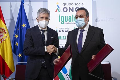 Fernando Grande-Marlaska y Miguel Carballeda, tras la firma del acuerdo