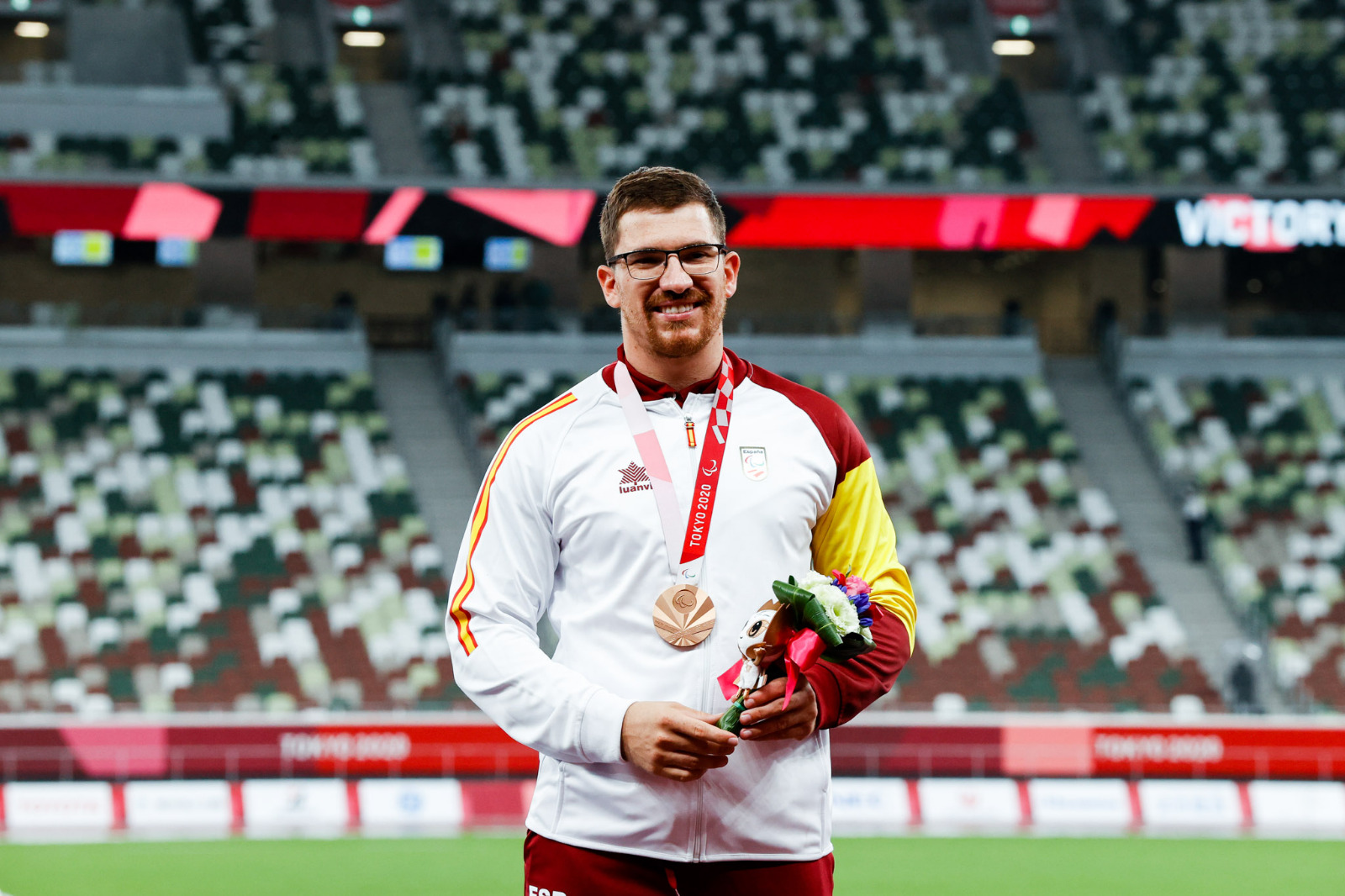 Entrega de la medalla de bronce a Héctor Cabrera 