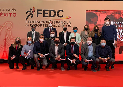 Grupo de periodistas galardonado por la FEDC