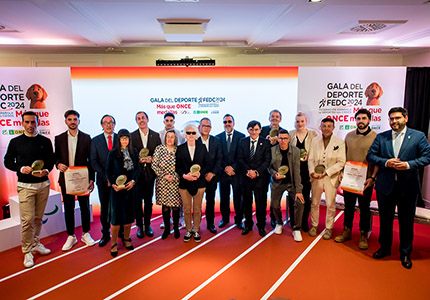 Foto de familia de todos los galardonados y entregadores de la Gala de la FEDC 2024