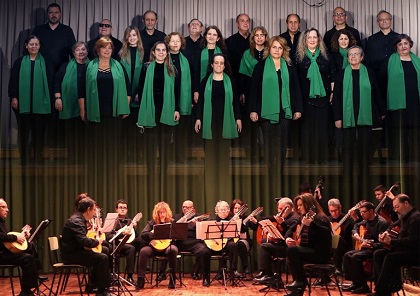 Imágenes del Coro Fermín Gurbindo y de la orquesta Ciudad de los Califas