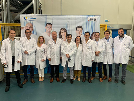 Foto de familia de la visita a la lavandería de ILUNION en Medellín