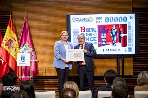 Imaculada Sanz y Luis Natalio Royo posan con la imagen del cupón