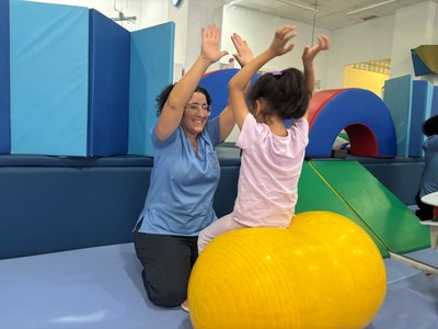 Rehabilitación de una niña en el centro sanitario
