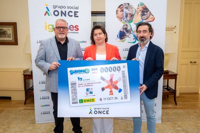 Carlos Susías, Bárbara Palau y José Javier López, con una copia gigante de este cupón Carlos Susías, Bárbara Palau y José Javier López, con una copia gigante de este cupón
