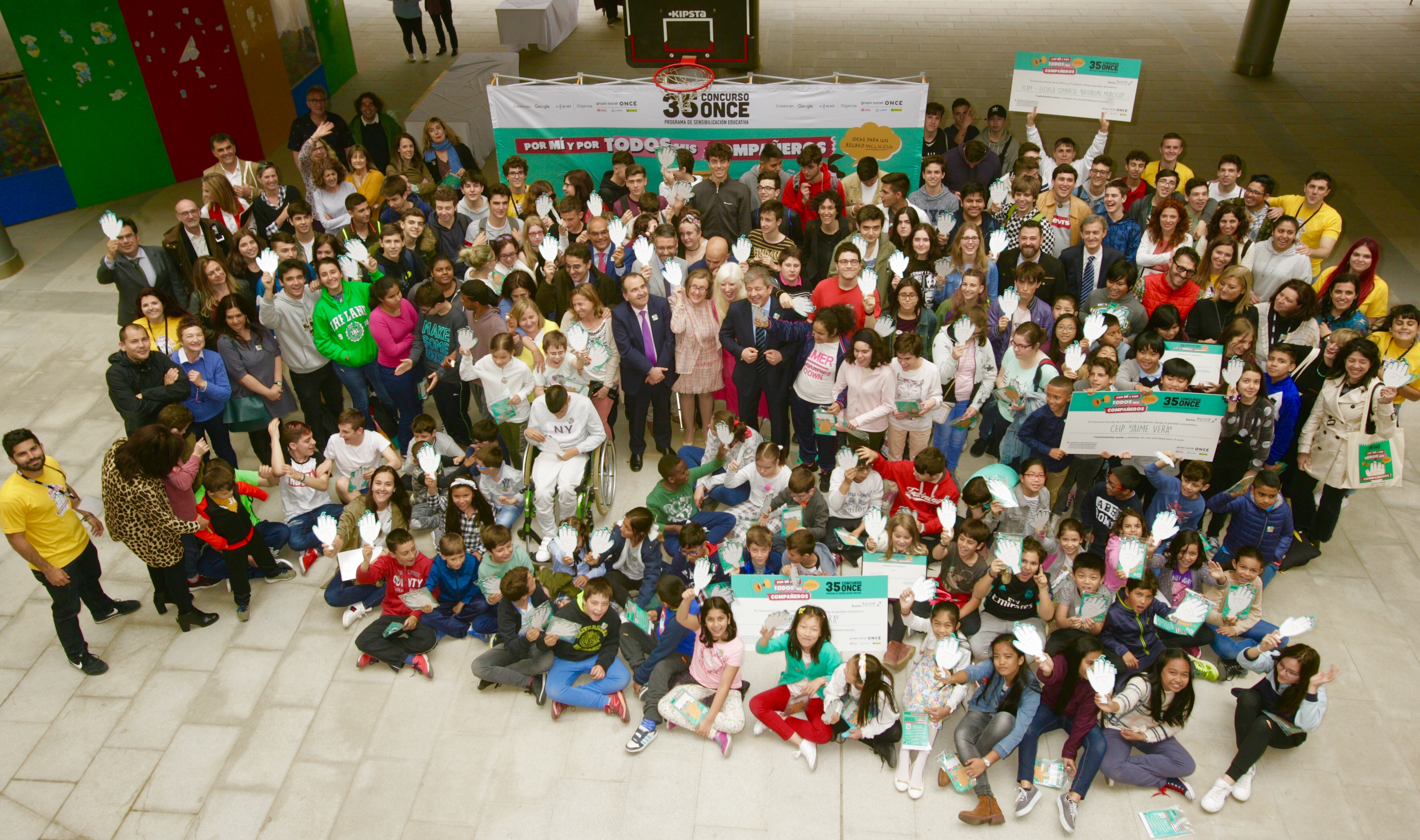 Foto aérea con todos los ganadores del 35 Concurso Escolar