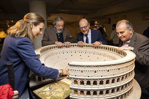 El delegado de Políticas Sociales, Familia e Igualdad tocando el Coliseo
