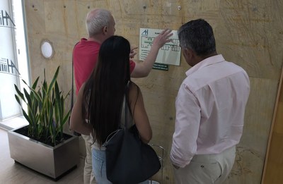 El director de la ONCE en Huelva toca la señalética Braille en Aguas de Huelva El director de la ONCE en Huelva toca la señalética Braille en Aguas de Huelva