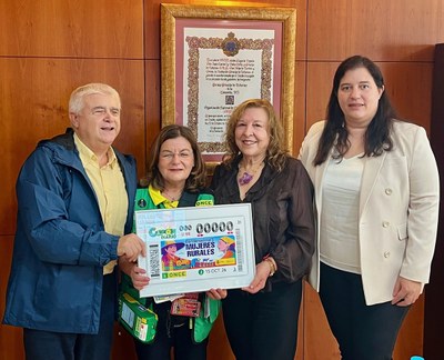 Entrega, en Valencia, de la lámina enmarcada con el cupón dedicado al Día de las Mujeres Rurales Entrega, en Valencia, de la lámina enmarcada con el cupón dedicado al Día de las Mujeres Rurales
