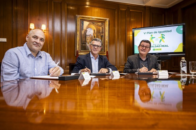 El director general de la ONCE junto a los representantes sindicales en la firma del Plan El director general de la ONCE junto a los representantes sindicales en la firma del Plan