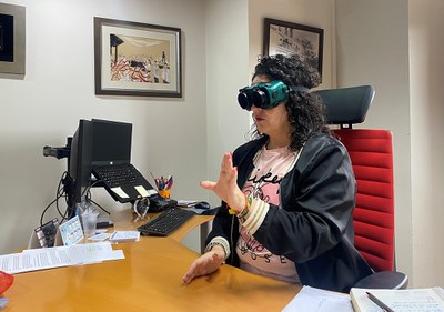 Lorena Cueto, alcaldesa de Cartes, con unas gafas que simulas discapacidades visuales