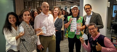 Miembros de la plantilla de IBM adquieren el cupón de los 100 años de su empresa en España