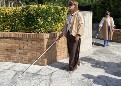 Rosa Díaz, alcaldesa de Polanco, con antifaz y bastón blanco, recorre las calles de la localidad