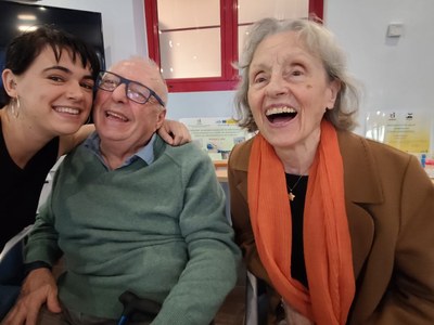 Personas sordociegas con su mediadora en el taller de sidra