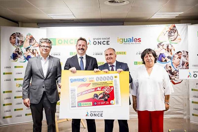 Daniel Martínez, Mariano de Paco, Luis Natalio Royo y Teresa Rodríguez posan con la imagen del cupón
