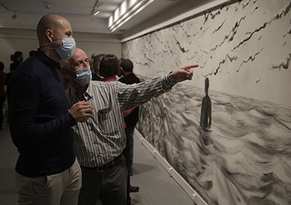 Visitantes del Tiflológico, ante el mural de Aida Fortuny