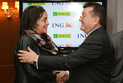 Almudena Román y Ángel Sánchez estrechan sus manos tras la firma del convenio