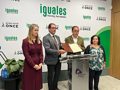 Foto de familia de la firma del acuerdo entre la Diputación de Soria y la ONCE