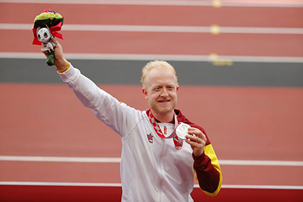 Iván Cano con su medalla de plata en el pódium del Estadio Olímpico de Tokio