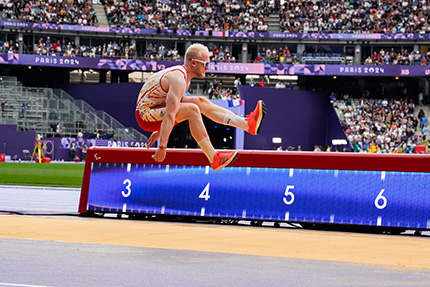 Iván Cano en pleno salto de longitud en los Juegos de París 2024