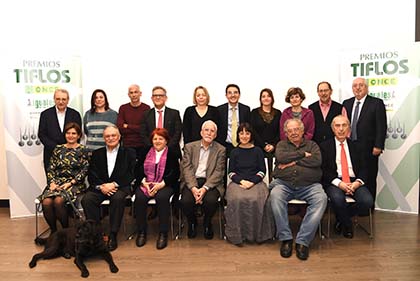 Foto de familia con todos los miembros de los jurados de los Premios Tiflos de Literatura 2019