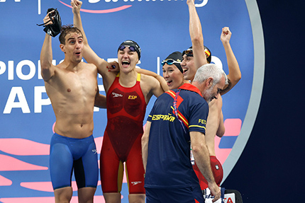 Nadadores espeñoles saltan de alegría al saber que son medalla de oro
