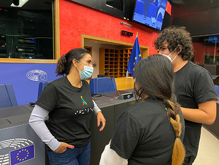 La eurodiputada Mónica Silvana junto a dos de los jóvenes con discapacidad españoles