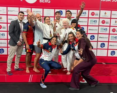 Foto familia con los medallistas y parte del equipo