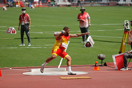 Kim López lanzando el peso en los Juegos Paralímpicos de Tokio