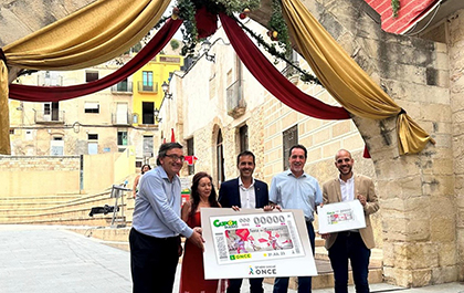 Foto de familia de la presentación del cupón dedicado a la Festa del Renaixement’ 
