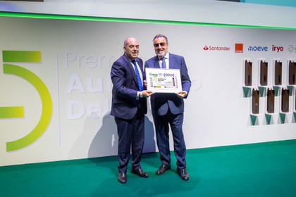 Miguel Carballeda ha entregado a Lorenzo Amor una lámina enmarcada con este cupón