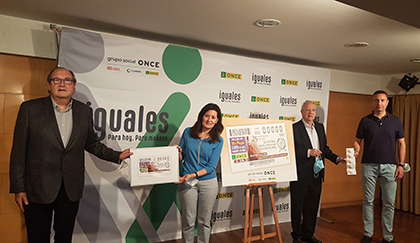 Raquel Pérez Valcárcel y Ángel Luis González Vera presentan el cupón