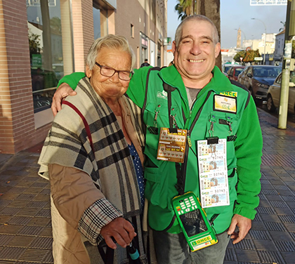 Antonio Alcón, vendedor de la ONCE, y María, una de las personas premiadas en Utrera