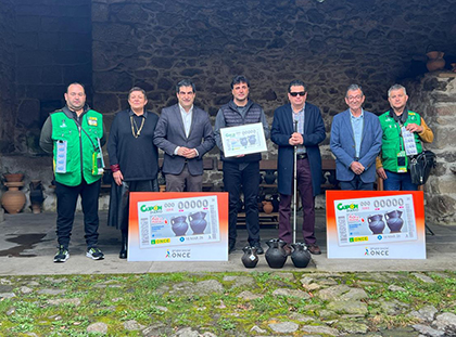 Foto de familia de la presentación del cupón dedicado a la alfarería de Gundivós
