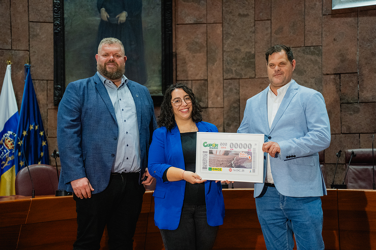 Foto de familia de la presentación del cupón dedicado a la alfarería tradicional canaria
