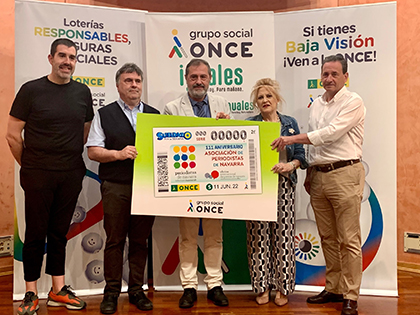 Foto de familia de la presentación del cupón dedicado al 111 aniversario de la Asociación de Periodistas de Navarra