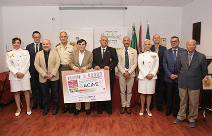 Foto de familia de los participantes en la presentación del cupón del 27 de agosto dedicado a ACIME