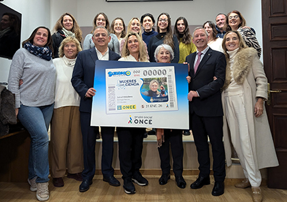 Foto de familia de la presentación del cupón dedicado a la bióloga marina Salud Deudero