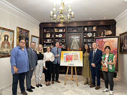Foto de familia de la presentación del cupón dedicado a la Romería de la Virgen del Rocío