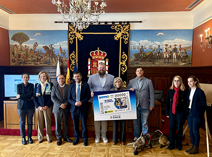Foto de familia de la presentación del cupón dedicado a la botánica Ana Crespo de las Casas